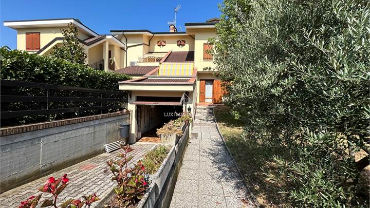 Villa a schiera di testa con 3 camere da letto