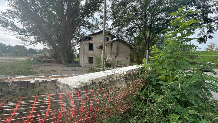 Casa indipendente con giardino e bassocomodo 