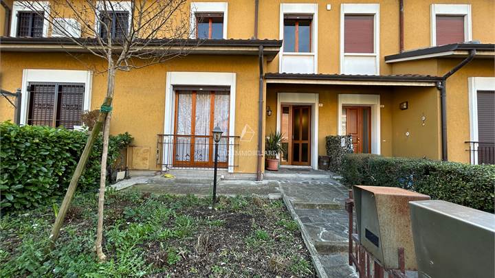 Villetta a schiera con ingresso e giardino privato
