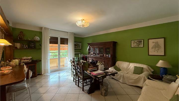 Ampio appartamento del 1980 con terrazzo