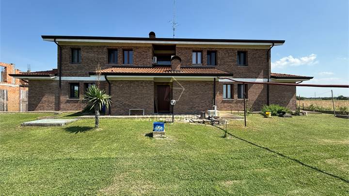 Villa in campagna con giardino di 5000 mq a 20' dal mare