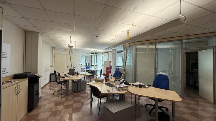 Vendita di 3 uffici al 2° piano a Modena