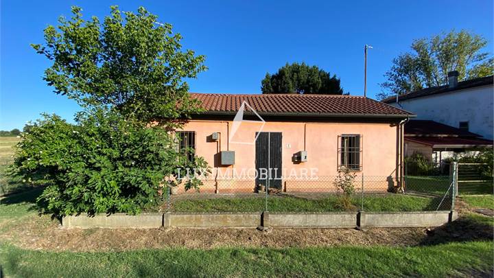 Soluzione indipendente con terreno da ristrutturare