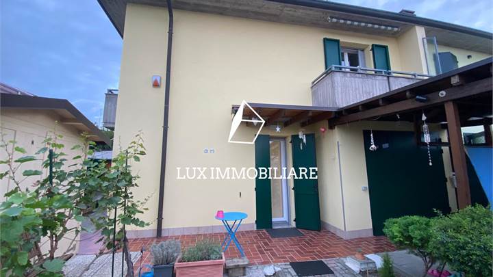 Villa a schiera ad angolo con giardino privato