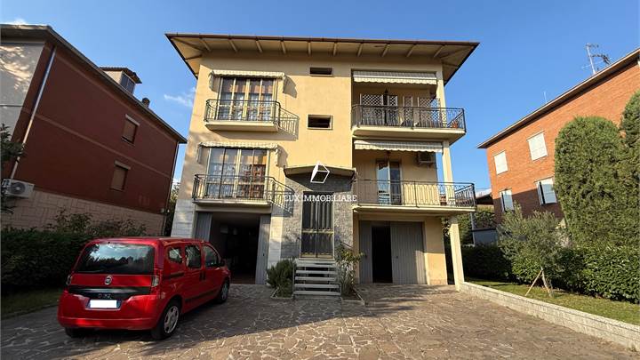 Villa bifamiliare con giardino privato