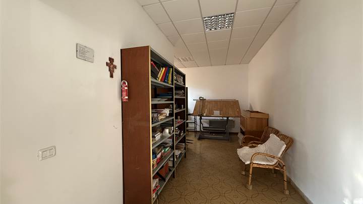 Ufficio con 2 vetrine