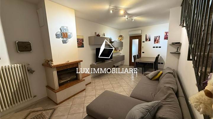 Villetta a schiera del 2005 con doppio giardino privato