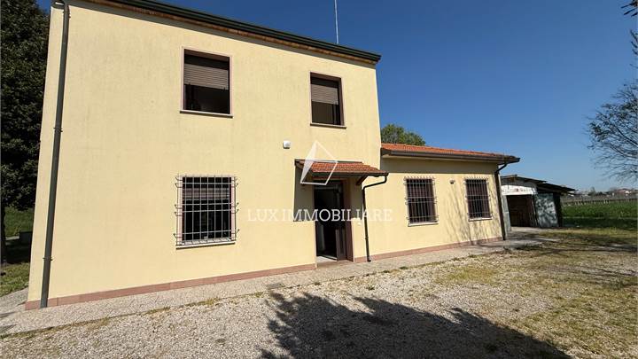 Villa singola con 6.000 mq di terreno e 60 mq circa di edificabilità