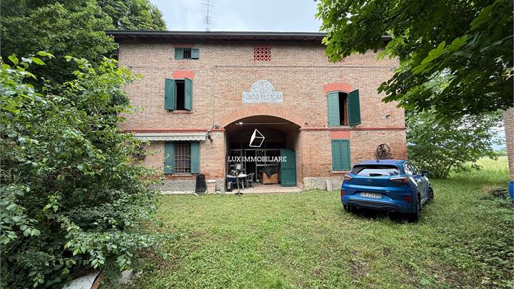 Casolare da ristrutturare con 12 biolche di terreno seminativo