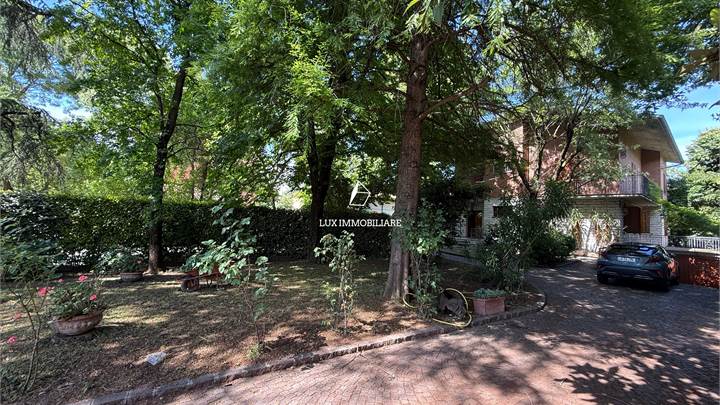 Villa bifamiliare immersa nel verde
