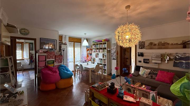 Ampio trilocale con 2 matrimoniali e balcone loggiato