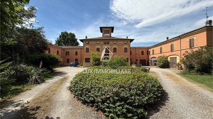 9 Appartamenti adibiti a B&B con 50.000 mq di terreno