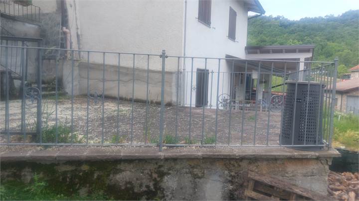Villetta libera su 3 lati disposta su 2 piani con giardino privato