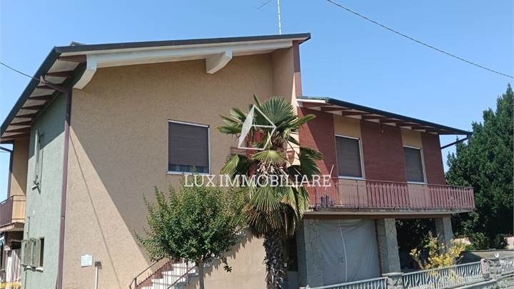 Villa con 4 camere da letto e ampio giardino 