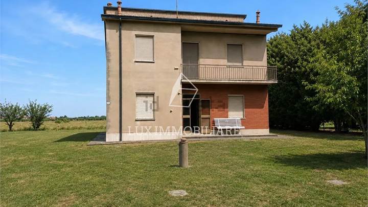 Villa singola in tenuta di 3.452 mq di giardini privato