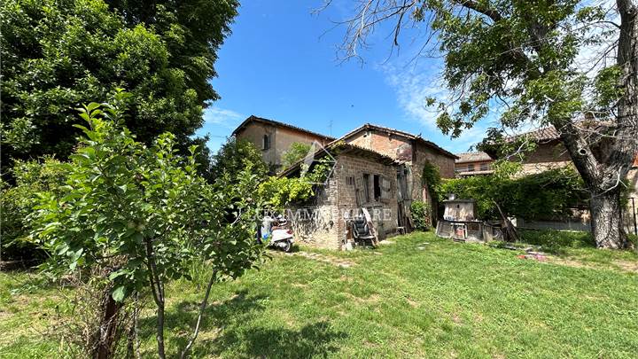 Casolare con giardino privato da ristrutturare 