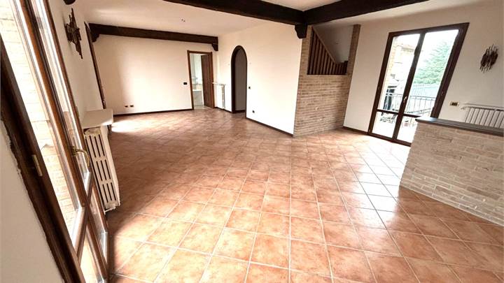 Duplex dagli ampi spazi interni con garage doppio