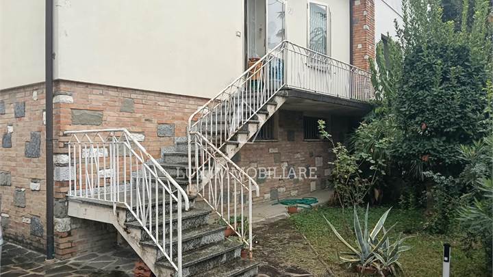 Villa singola con giardino privato a Lugo