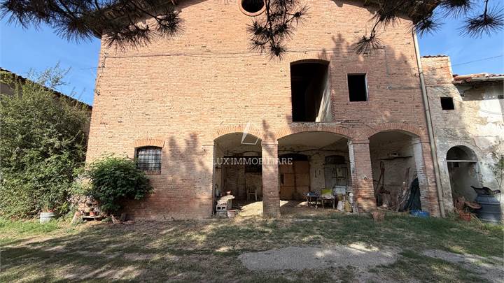 Soluzione indipendente con 2 appartamenti, fienile e struttura rurale.